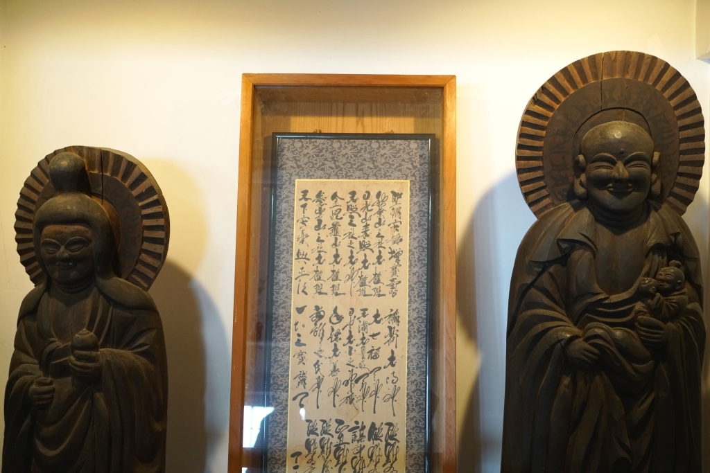 Yakushi Nyorai (left) and Koyasu Kannon SC-1800-006 (right), Bairin'in Temple, Fujieda. Source: Tōkaidō Fujieda Guide